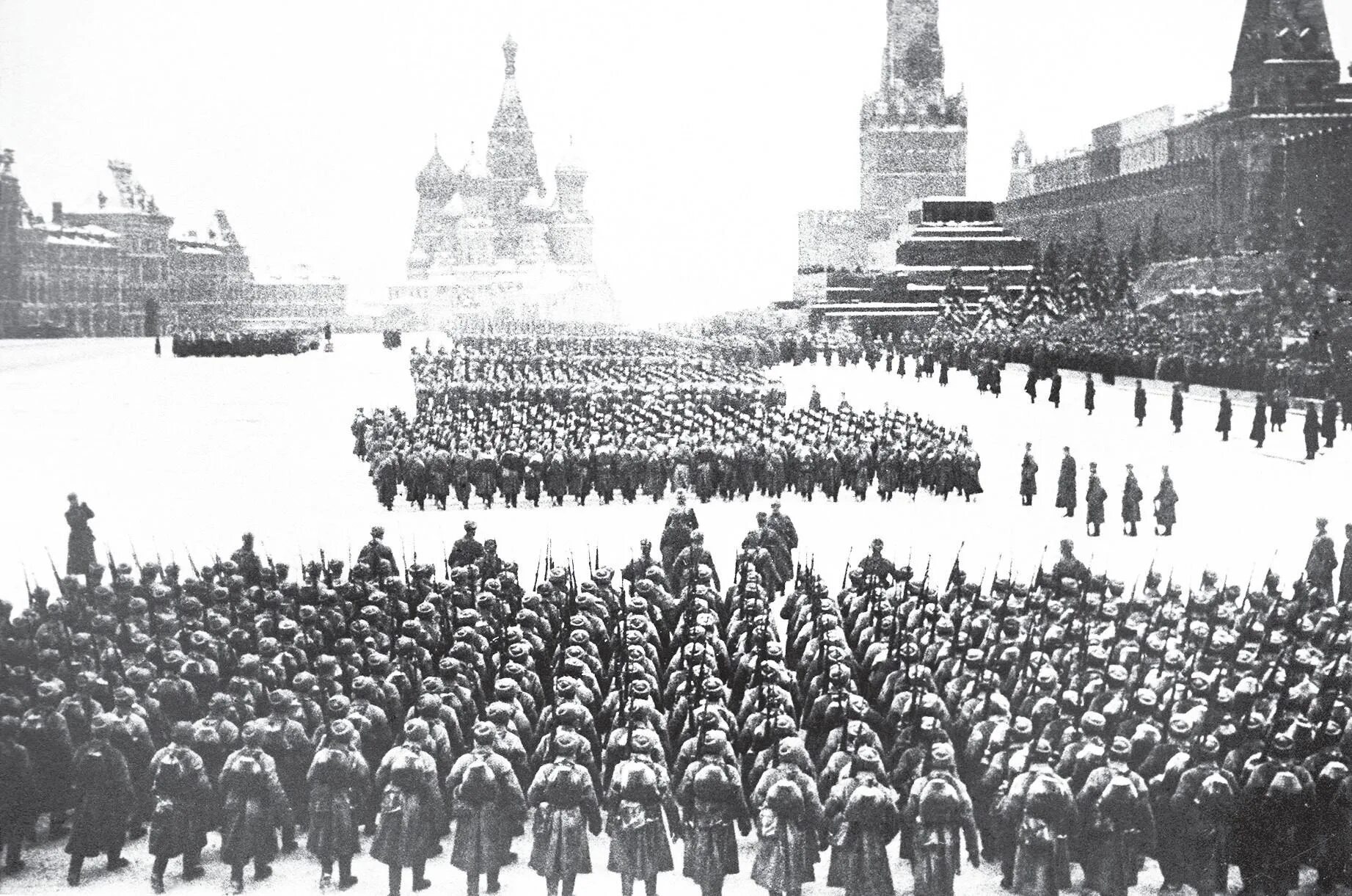 Кто принимал парад в москве. Парад 7 ноября 1941. Парад советских войск на красной площади в Москве 1941. Парад 7 ноября 1941 г на красной площади в Москве. Парад на красной площади 7 ноября 1941 г..
