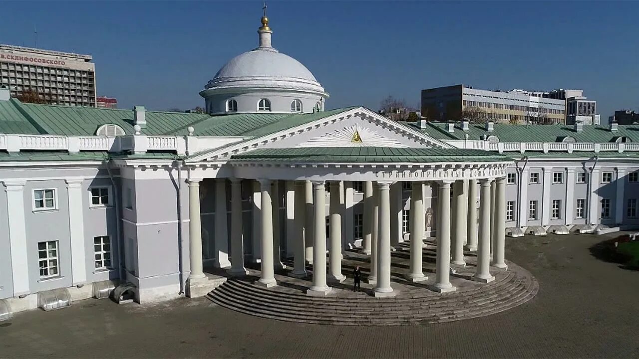 Какой огромный странноприимный дом. Странноприимный дом Шереметева в Москве. НИИ скорой помощи им н.в Склифосовского. НИИ имени Склифосовского в Москве. Больница имени Склифосовского в Москве.