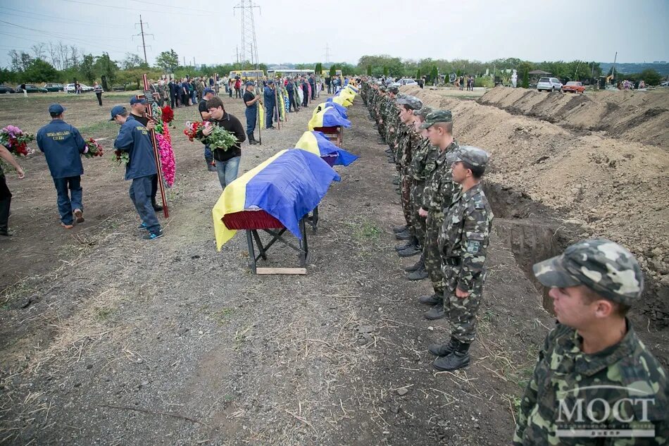 Захоронения украинских солдат. Украина хоронит солдат. Гробы украинских солдат.