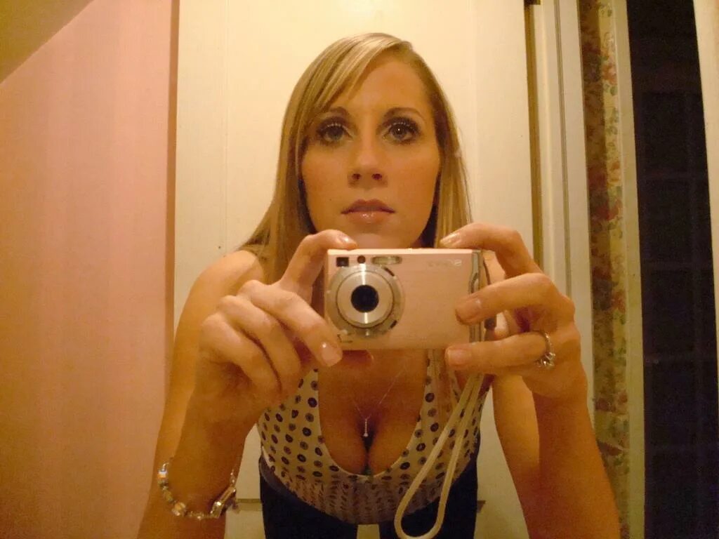 с потерянного смартфона. блондинки из социальных сетей. девушки из соцсетей в туалете. частные снимки с мобильных телефонов. с потерянных карт памяти и телефон личное.