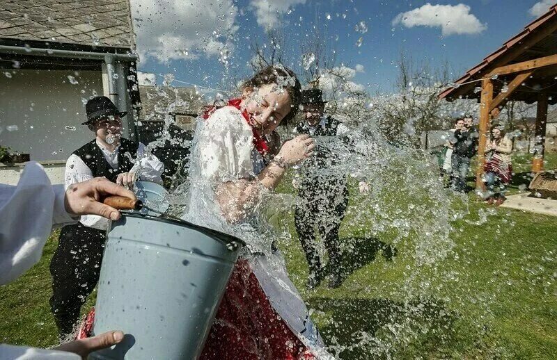 Обливание водой. Облили водой. Обливаюсь потом днем. Поливальный понедельник в польше. Обливаюсь потом днем.