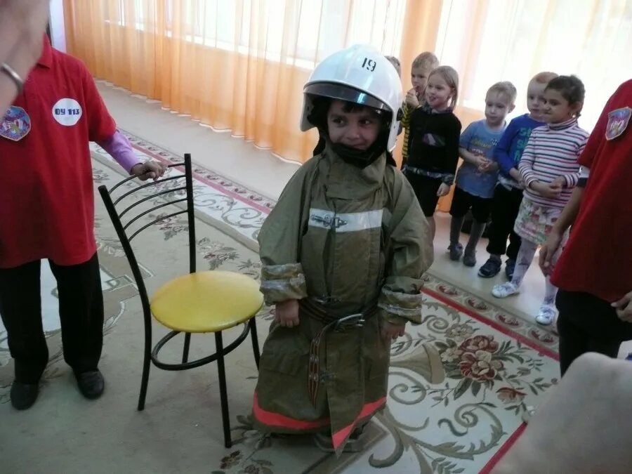 Юные пожарные в школе. Юные пожарники в школе. Форма пожарники в школе. Дружина юных пожарных в школе.