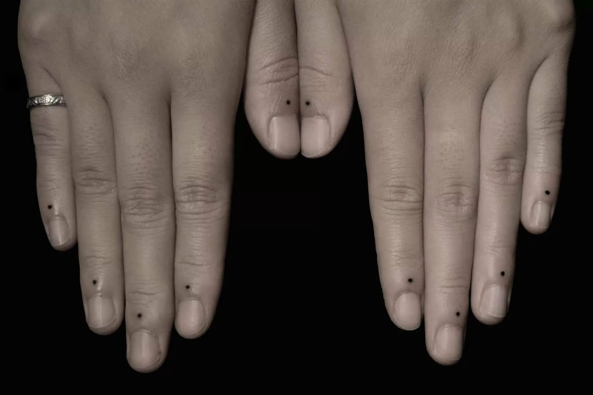 Точки на пальцах что значат. Татуировки точки на пальцах. Татуха точек на пальцах. Тату точки на пальцах возле ногтей.