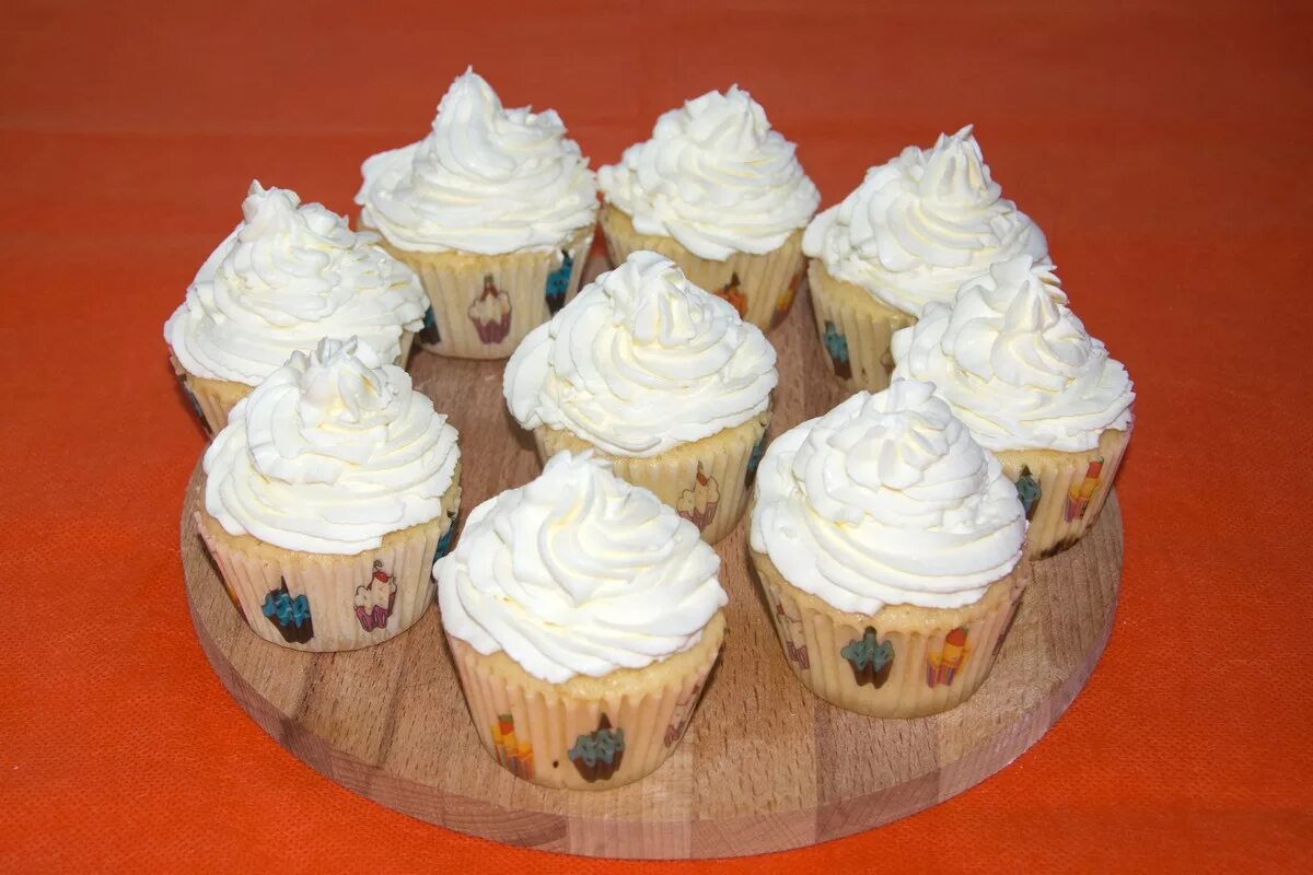 капкейки с творожным кремом. капкейки шоколадные с кремом чиз. капкейки с начинкой. капкейки с кремом рецепты с фото пошагово. капкейки с кремом рецепты с фото пошагово.