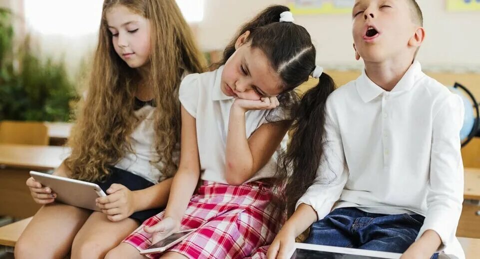 During school. Ученики за гаджетами. Дети за гаджетами в школе. Загруженный школьник. Школьник очень Загружен.