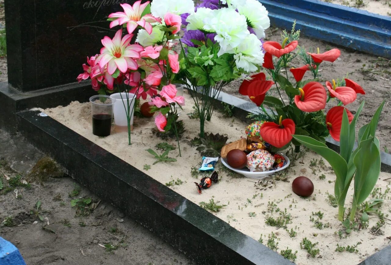 В страстную неделю можно ходить на кладбище. Еда на кладбище. пасха на кладбище. конфеты на могиле. конфеты на кладбище.