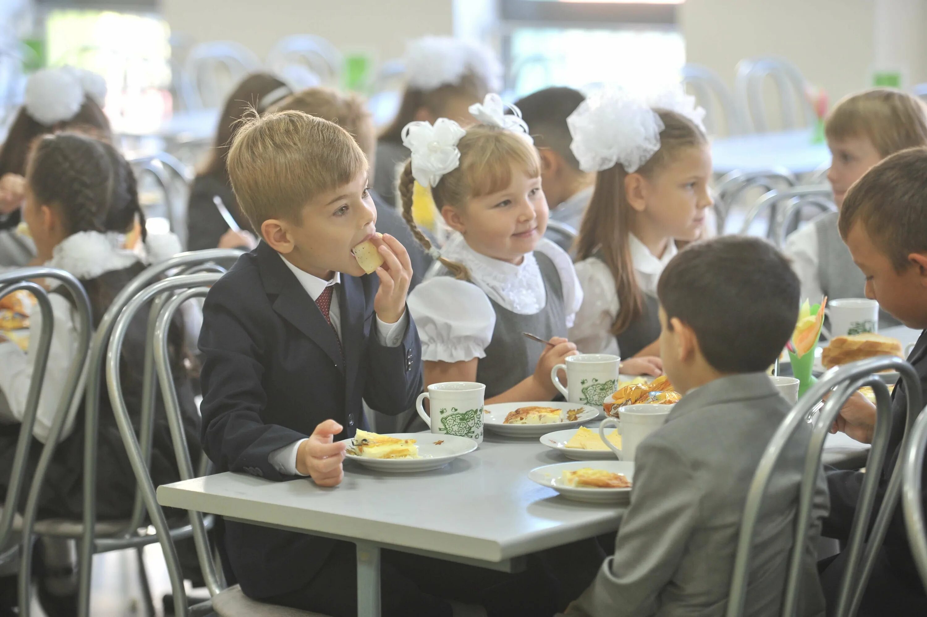 Дети в школу челябинск. Школьники в столовой. Питание в школе. Дети в столовой. Ученики в столовой.