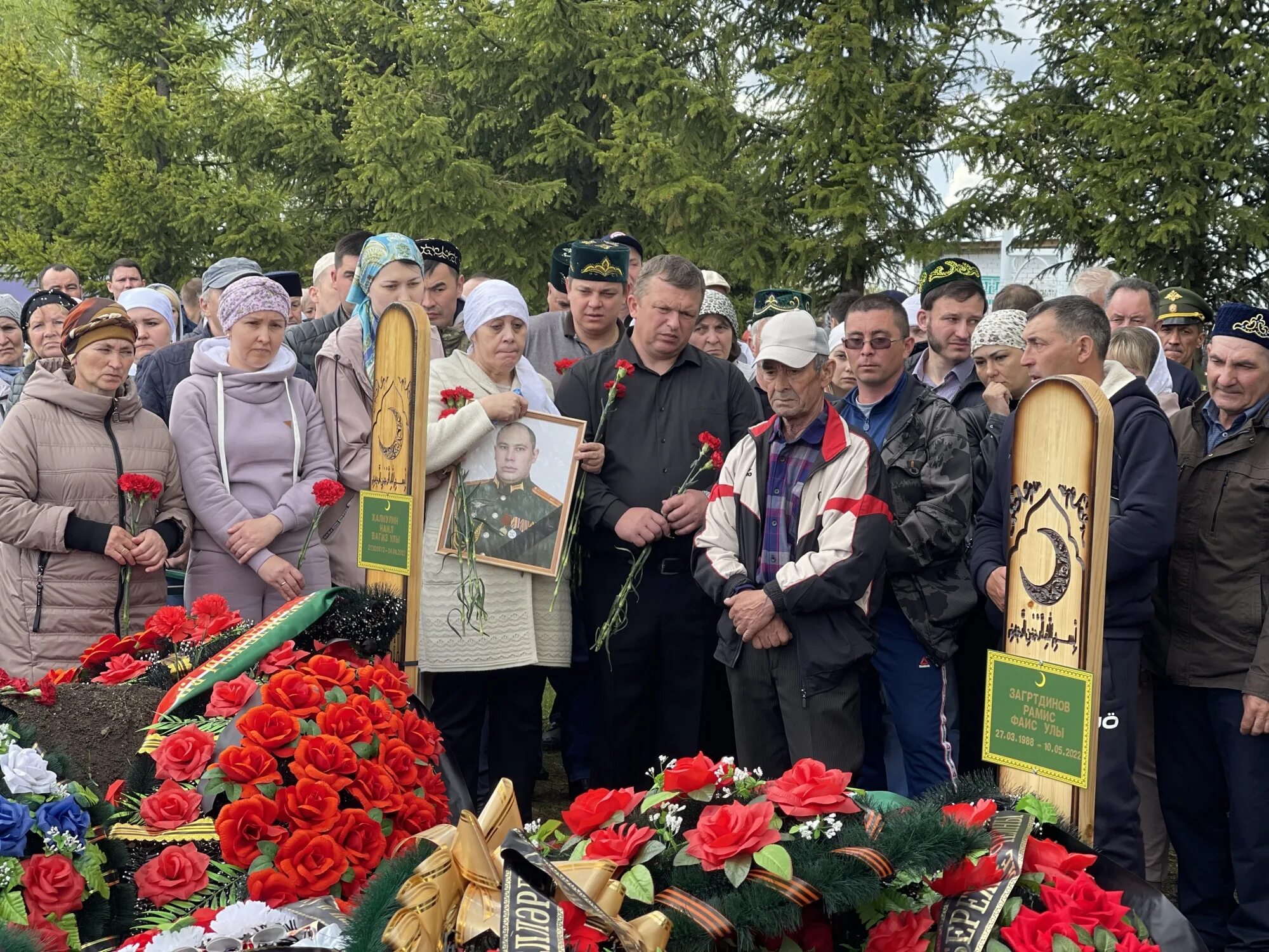 Похороны военнослужащего. Кладбище погибших на Украине. Кладбище военных погибших на Украине. Кладбища с погибшими на Украине. Когда пройдут похороны погибших крокус сити