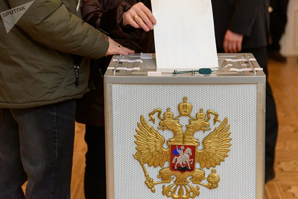 Voting in russia. Урна для голосования. Ящик для голосования. Выборы урна для голосования. Переносная урна для голосования.