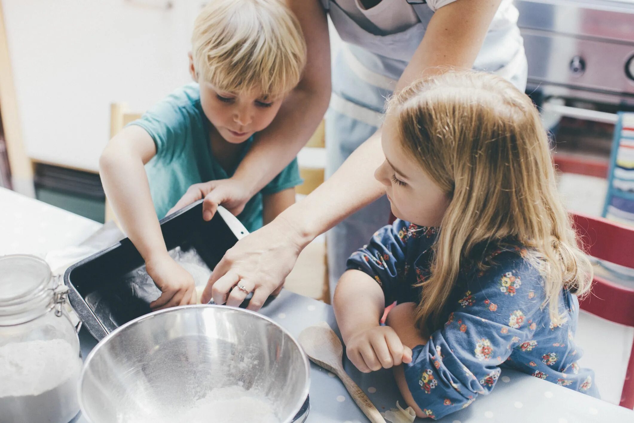 Cook kid. Трудолюбие это для детей. Трудолюбивый ребенок. Эстетика дети трудятся. Красивая заставка для детей воспитание трудолюбия у детей.