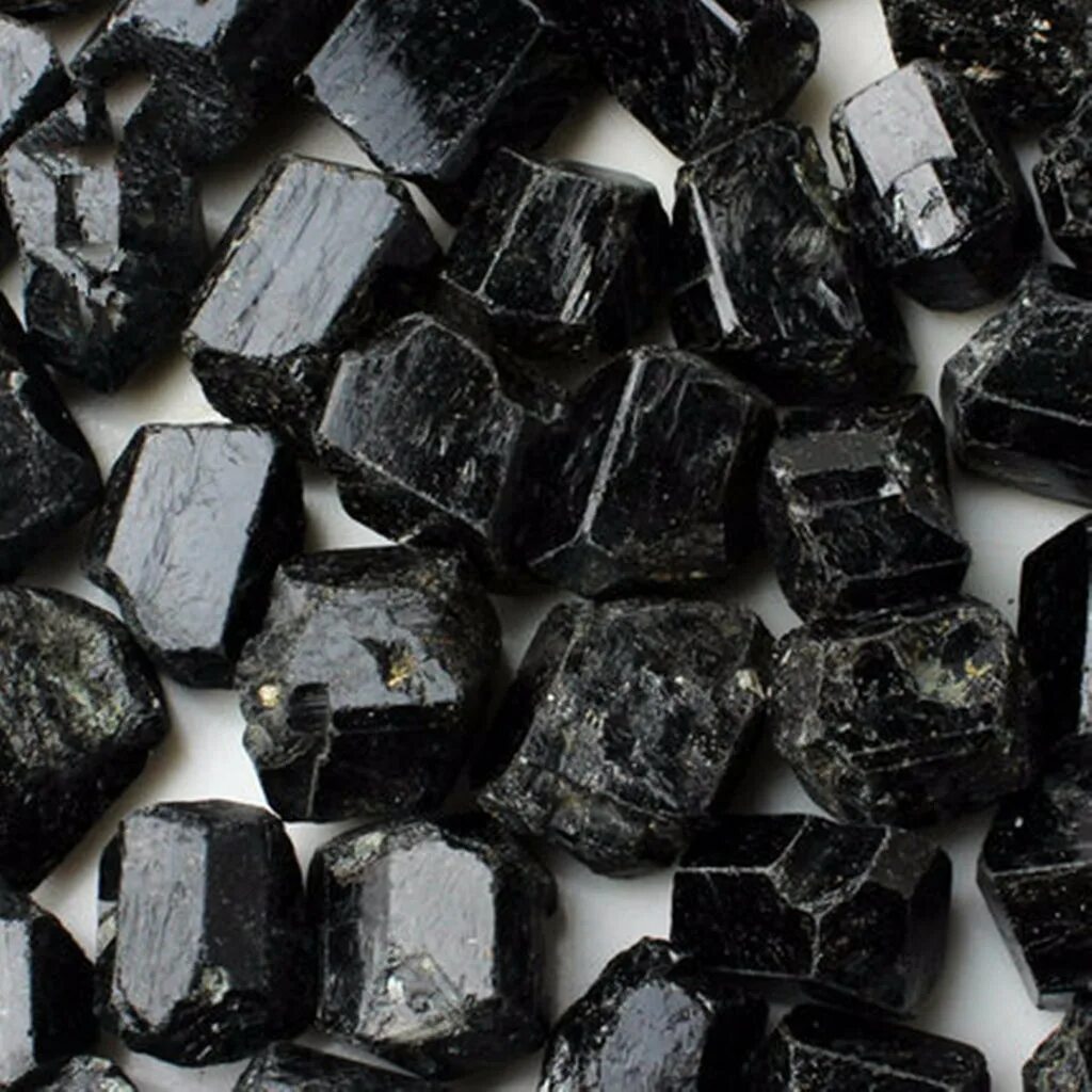 Черный кристалл какой цвет. Кристалл черного турмалина. Кварц с турмалином камень. Черный кварц камень. Морион черный кварц.