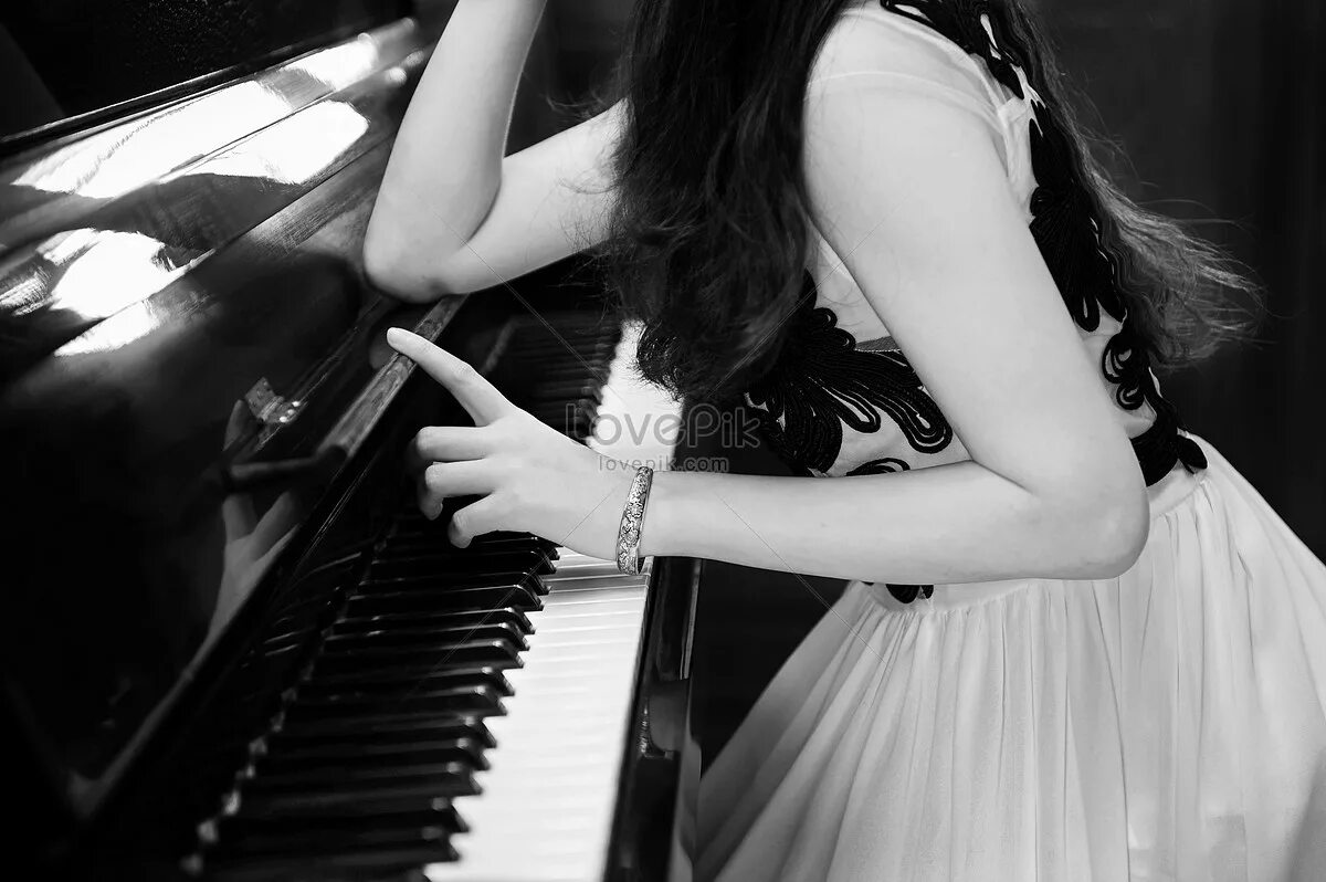 Dj artur love original. Девушка и пианино. Фотосессия с роялем. Девушка на рояле. Девушка за фортепиано.