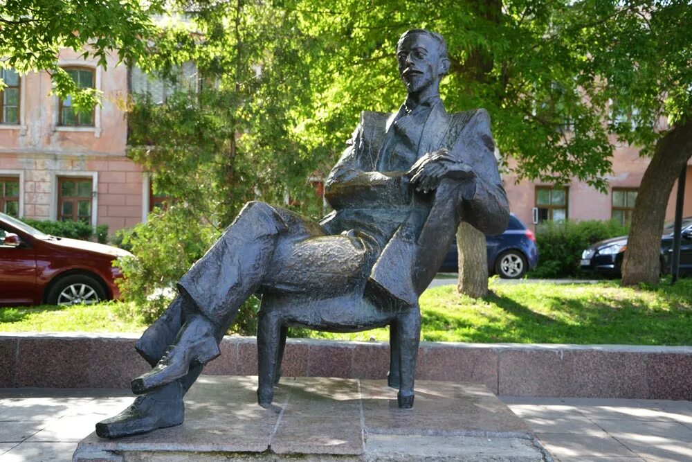 Памятник Бунину в Ельце. Памятник Ивану Бунину в городе Елец.