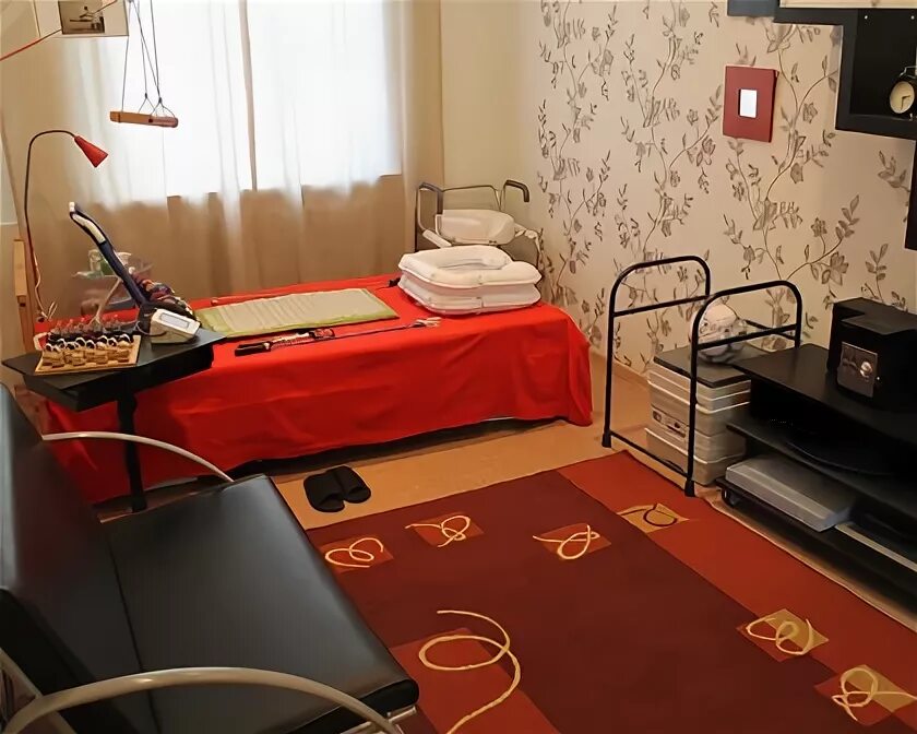 Комната для инвалидов. Спальня для инвалида. Комната для инвалидов в отеле. Спальня для инвалида колясочника. Инвалид в общежитии