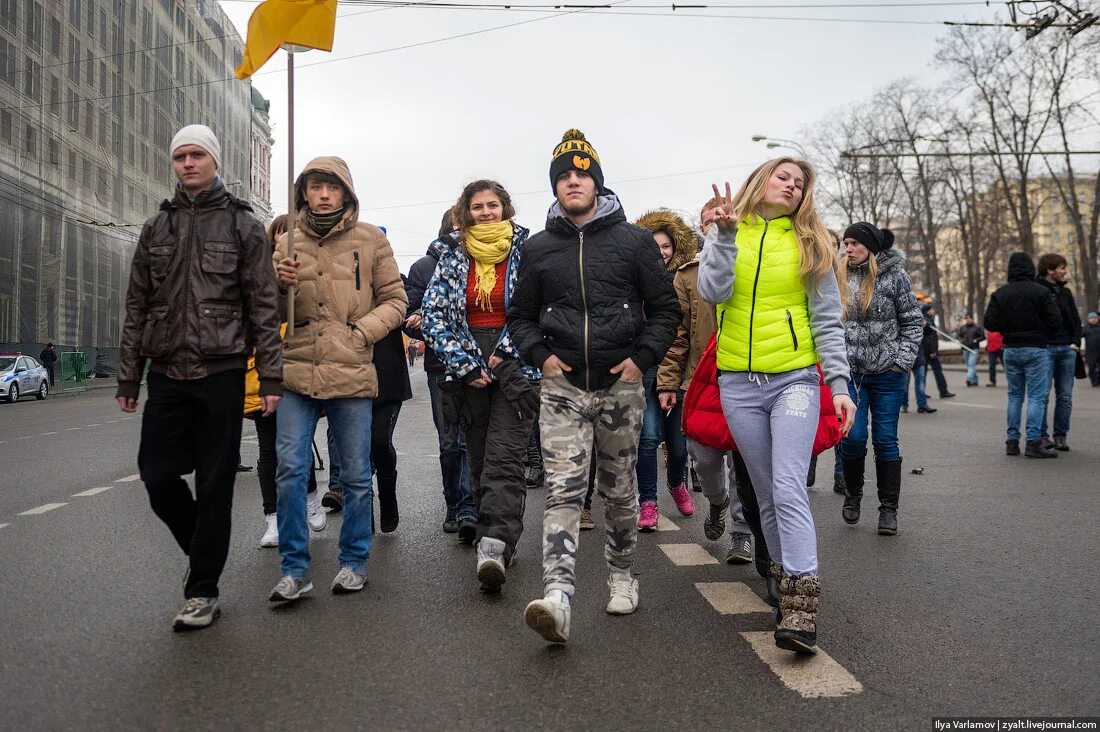 Москва люди. Люди на улицах Москвы сегодня. В чем сейчас ходят в Москве. Жители Москвы.