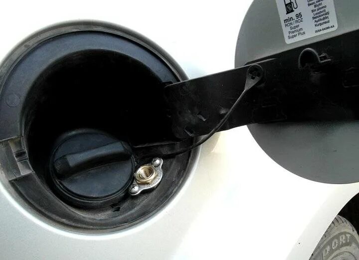 Лючок бензобака bmw g011. 8. Skoda 2005 люк бензобака. Лючок бензобака bmw e39. Кожух заливной горловины focus 2.