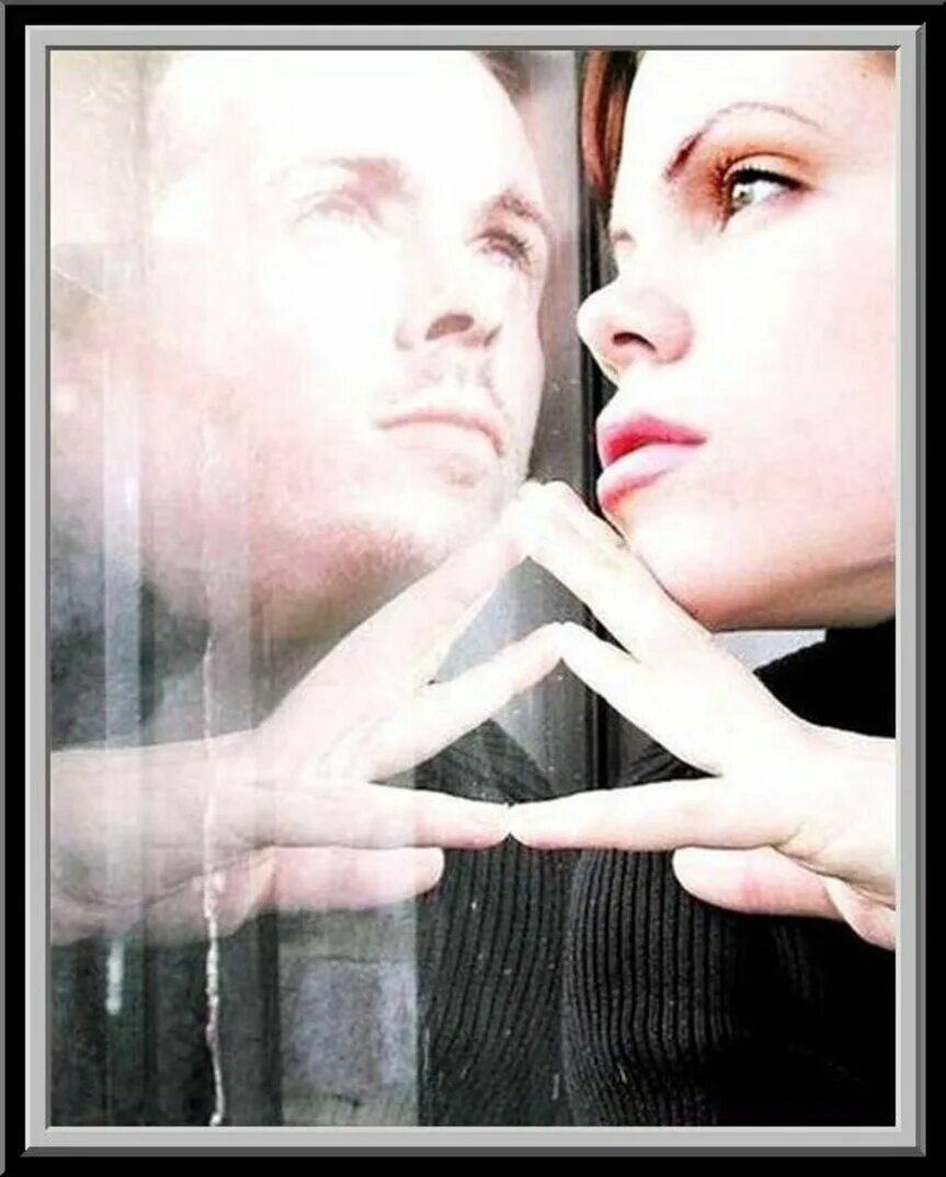 Вижу твое отражение. Мужчина и женщина. Мужчина и женщина через стекло. Стекло между людьми. Женщина и ее отражение.