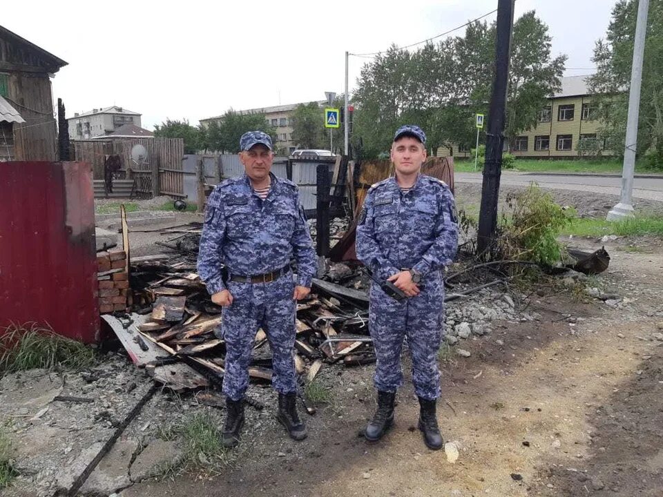 Новости камень на оби сегодня. Полицейские камень на Оби. Город камень на Оби росгвардейцы спасли мужчину. Полиция камень на Оби Бирюков.