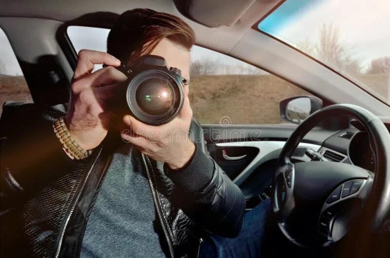 Фотографирование машины. Фотограф авто. Человек фотографирует машину. Съемка автомобиля. Камера мэн.