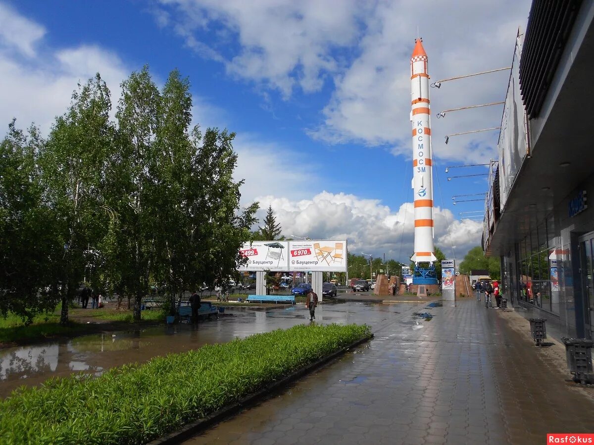 Октябрьская чкаловская. Космический проспект Омск ракета. Ракета в Чкаловске Омск. Памятник космос 3м Омск. Космос 3 ракета Омск.