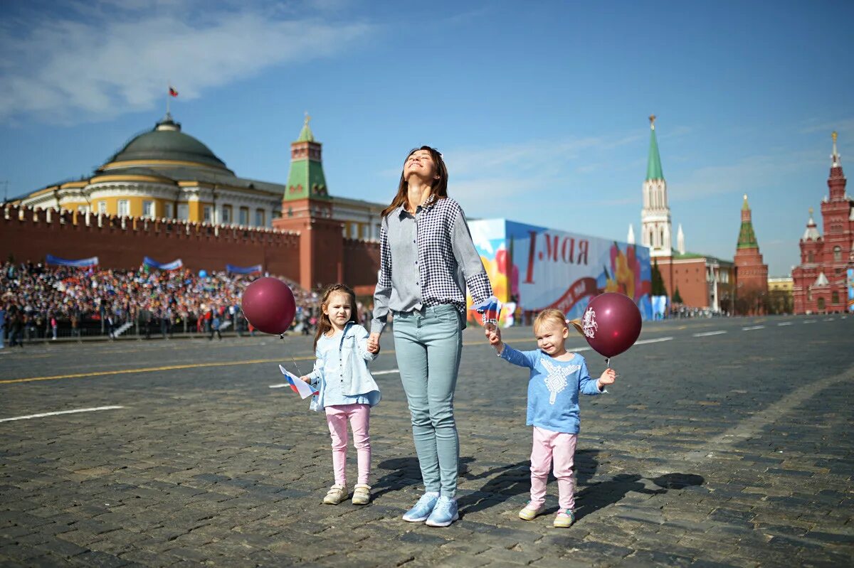 1 мая праздник сейчас. Красная площадь Москва на Первомае. Красная площадь для детей. Демонстрация на красной площади. 1 Мая красная площадь.