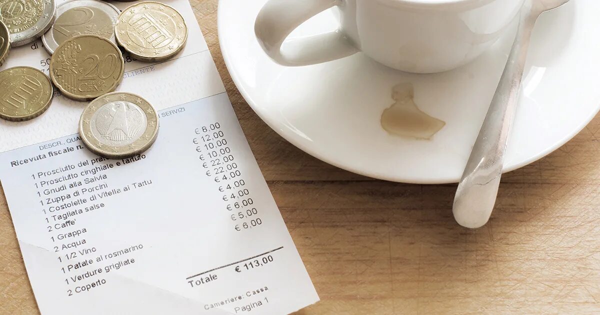 Кто сколько должен заплатить в кафе если. Счет в ресторане. Счет в кафе. Официант приносит счет на оплату. Ресторанный счет.