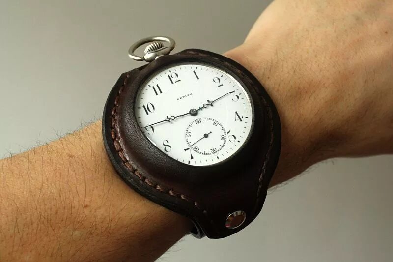 Карманно наручные часы. Карманные часы на ремешке на руку. Браслет для карманных часов. Карманные часы в руке. Ремешок для карманных часов на руку.