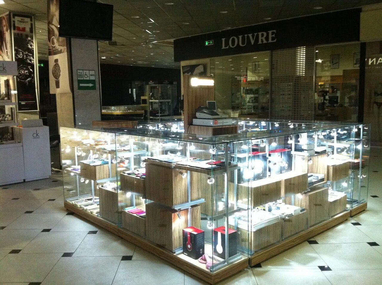 островок в тц аксессуары для телефонов. семья в магазине электроники. сотовые магазины екатеринбург. островок аксессуаров. телефон с хорошей связью.