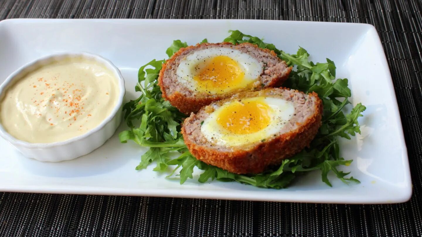 Желток в фарш. Scotch Eggs (яйца по-шотландски). Скотч эггс. Яйцо пашот по шотландски. Шотландия Scotch Egg.