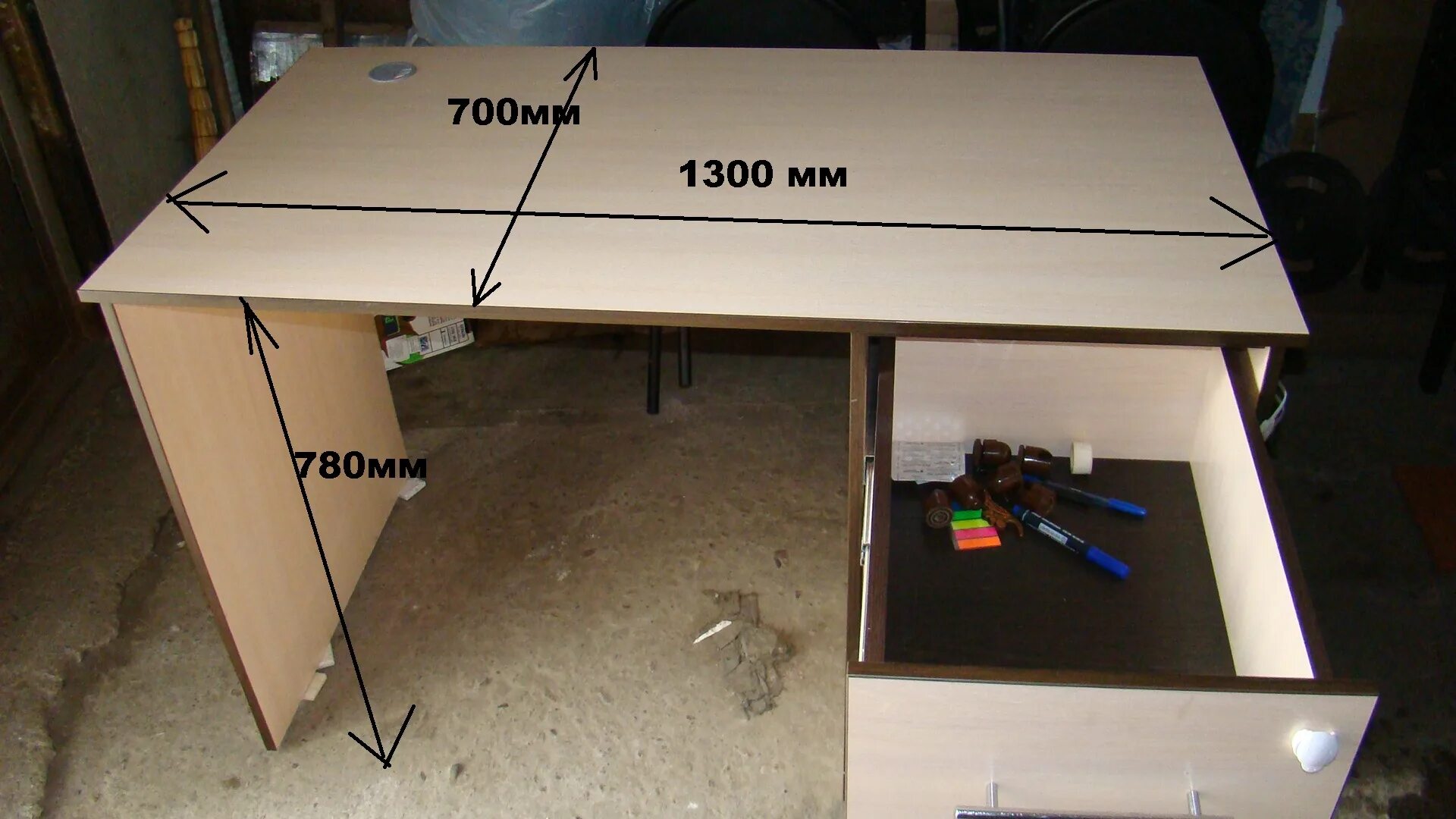 Габариты письменного стола. Стол письменный с ящиками под столешницей. Высота письменного стола с ящиком под столешницей. Высота стола с ящиками под столешницей. Сборка стола 5