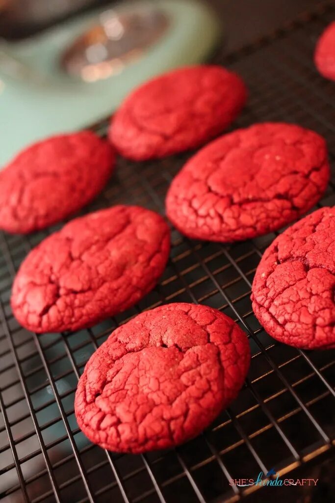 Red cookies. Печенье ред. Печенье красного цвета. Печенье ред вельвет. Печенье на красно черном фоне.