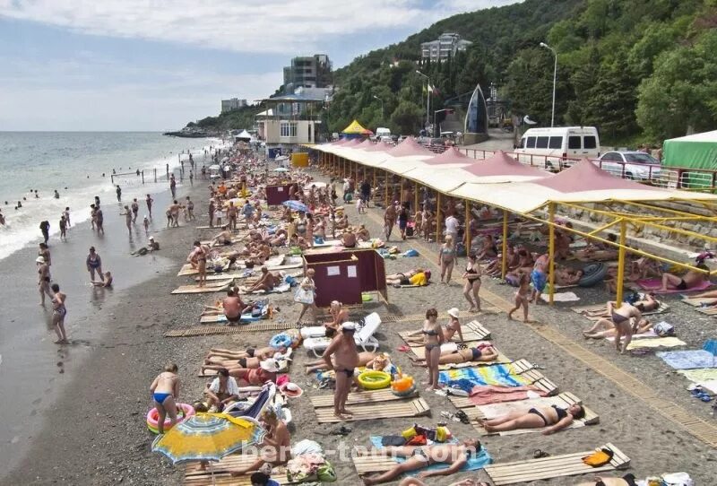 пляж алушты центр. алушта крым 2022. алушта минусы отдыха. алушта центральная набережная 2022. пансионат полет алушта.