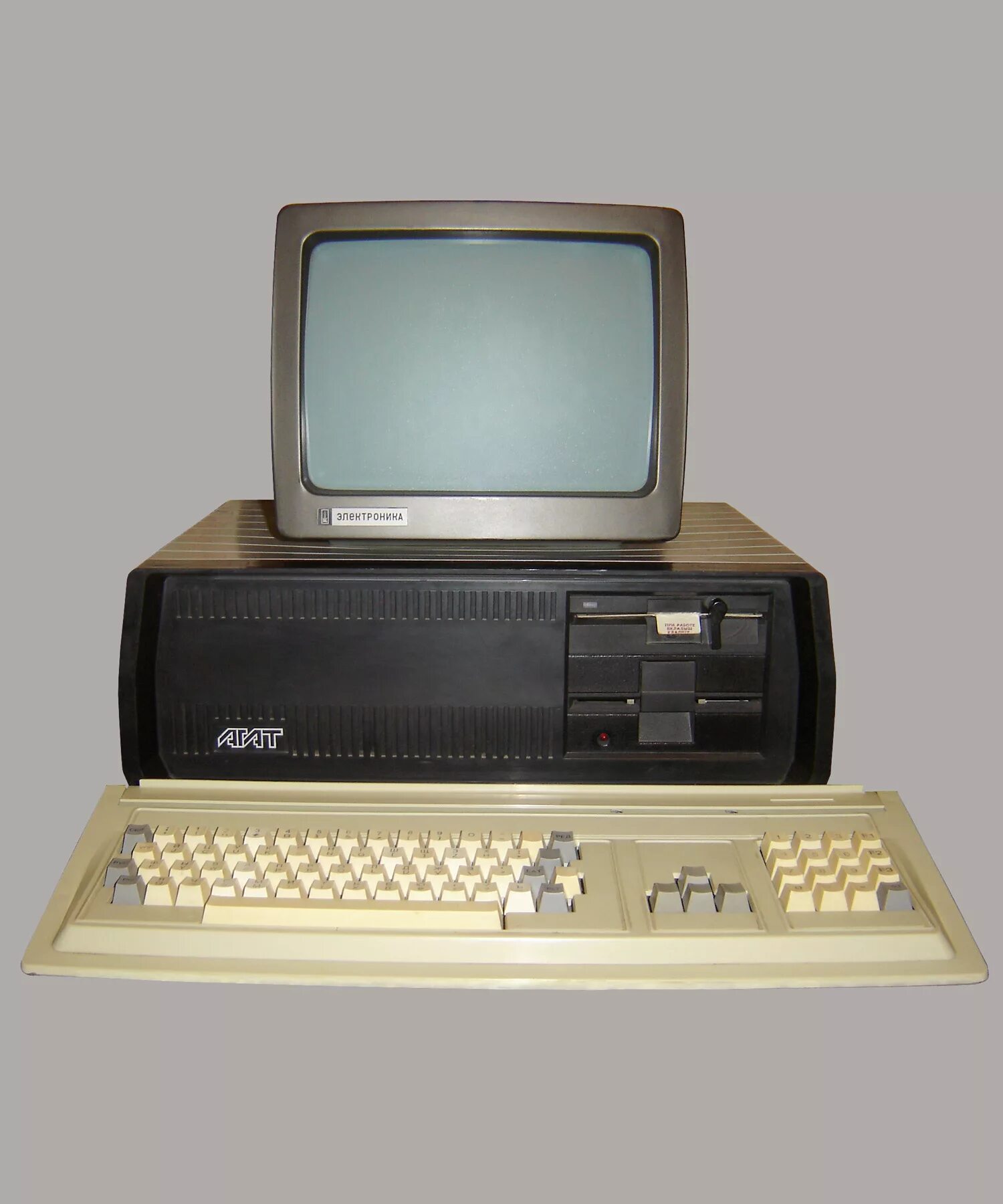 Как назывались первые компьютеры в ссср. Агат 9 компьютер. ПЭВМ агат. ПЭВМ агат-7. Агат2 компьютер СССР.