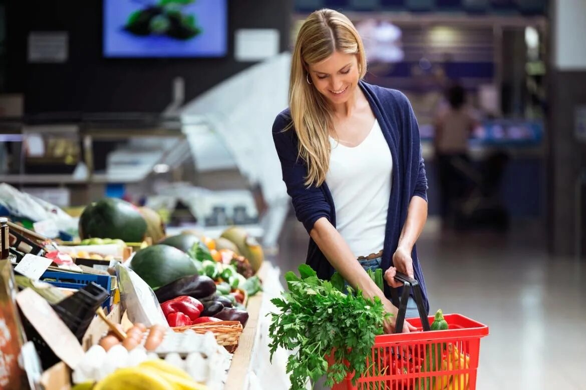 Покупка товаров питания. Женщина в супермаркете. Девушка с продуктами. Женщина в продуктовом. Человек с продуктами.