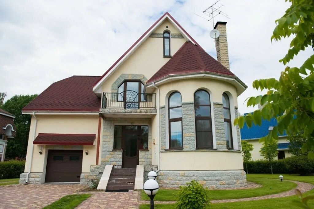 Домик на участке. Проекты коттеджей. Особняки в ленинградской области. Коттеджи под санкт петербургом. Загородный коттедж.