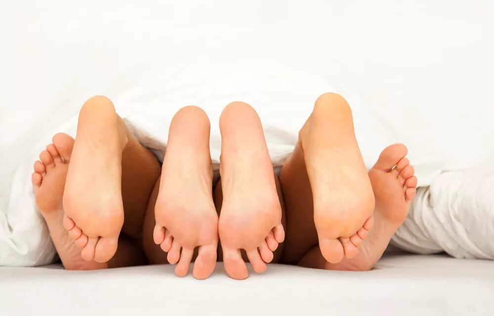 три пары женских ног