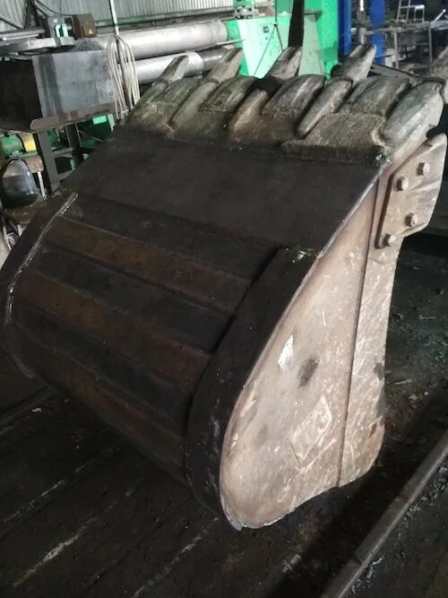Футеровка ковша экскаватора. Футеровка hardox 500 t12. Футеровка ковша на рс1250. Футеровка ковша. Бокорез ковша hyundai r330.
