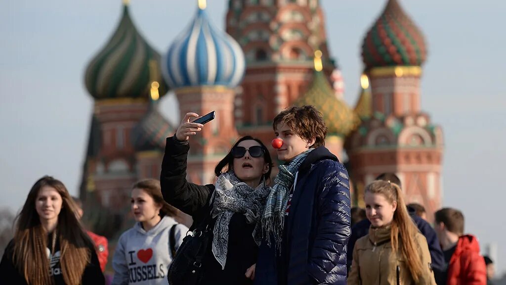 Туристы в Москве. Москва люди. Туристы на красной площади. Туристы в Кремле.