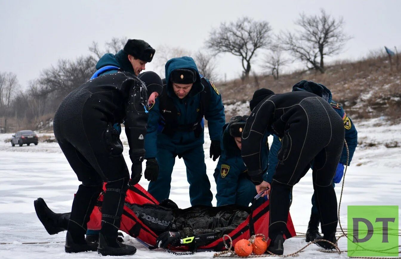 Утонувшие зимой. Водолазы МЧС. Спасатель водолаз МЧС. Спасения МЧС водолаз.