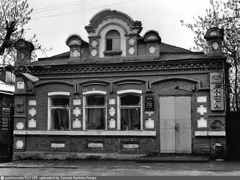 Улица ленина дом 20. Старинные кирпичные здания. Старые одноэтажные здание. Одноэтажные кирпичные старые здания. Исторические одноэтажные здания.