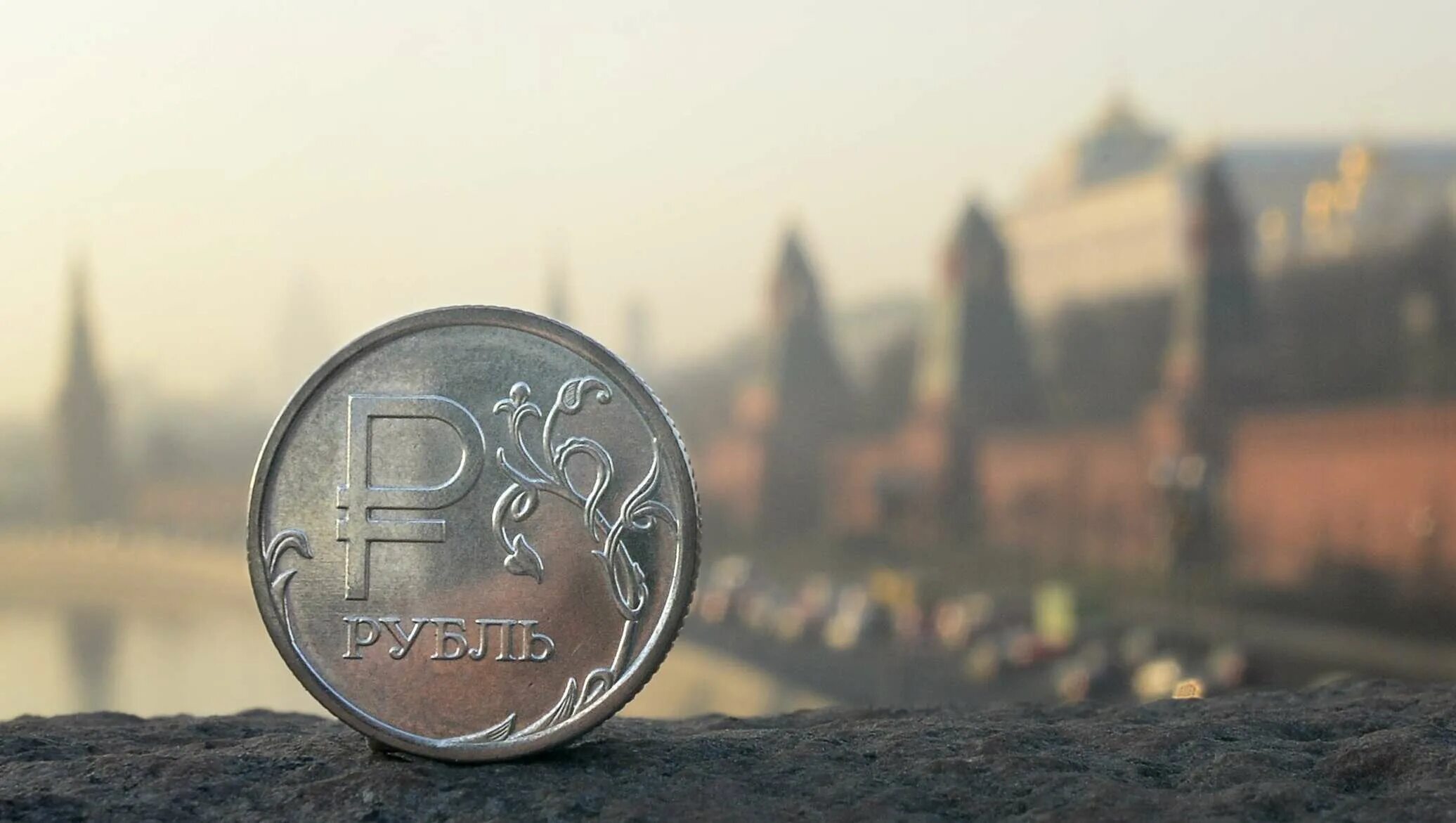 Рубль изменится. Рубли красиво. Рубль красивый. Рубль на фоне Кремля. Российский рубль картинка.
