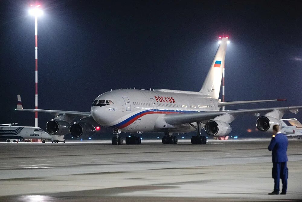 Борт 1 какой самолет. Самолет путина ил 96. ил-96 президентский борт. борт 1 президента россии. ил 96 борт номер один.