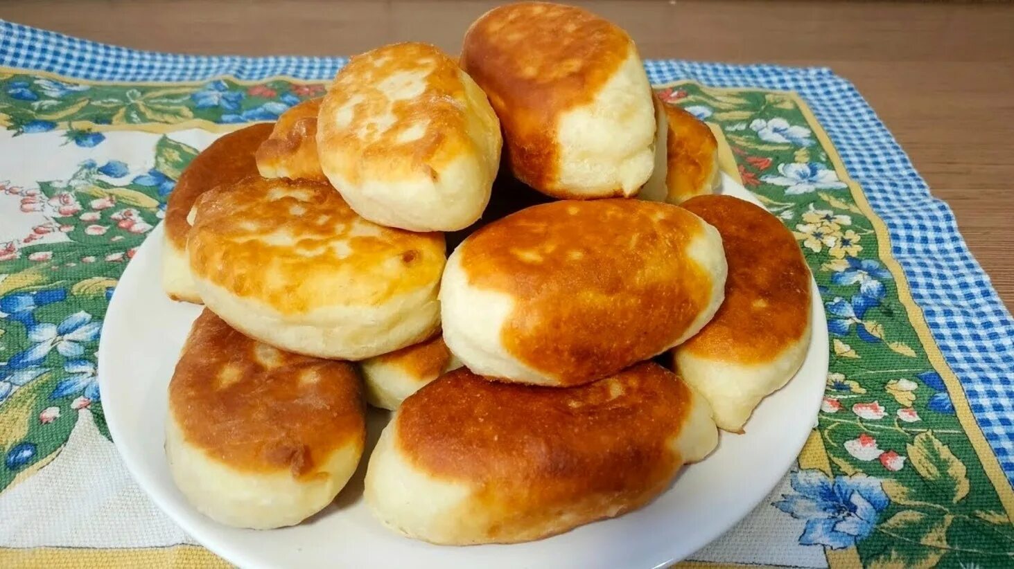 Пирожки на кефире на сковороде. Почему пирог твердый получается. Пирожки с капустой жареные на кефире. Почему пирожки бывают сырые. Фото пирожков на жидком тесте.