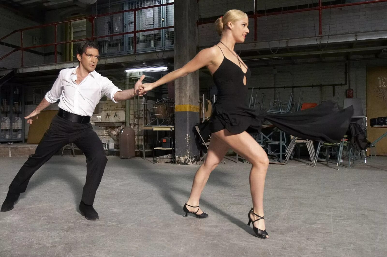 Танец где танцуют ногами. Антонио Бандерас держи ритм. Держи ритм фильм 2006. Танго Антонио Бандерас и Катя Виршилас. Танго Антонио Бандерас и Катя Виршилас в фильме держи ритм.