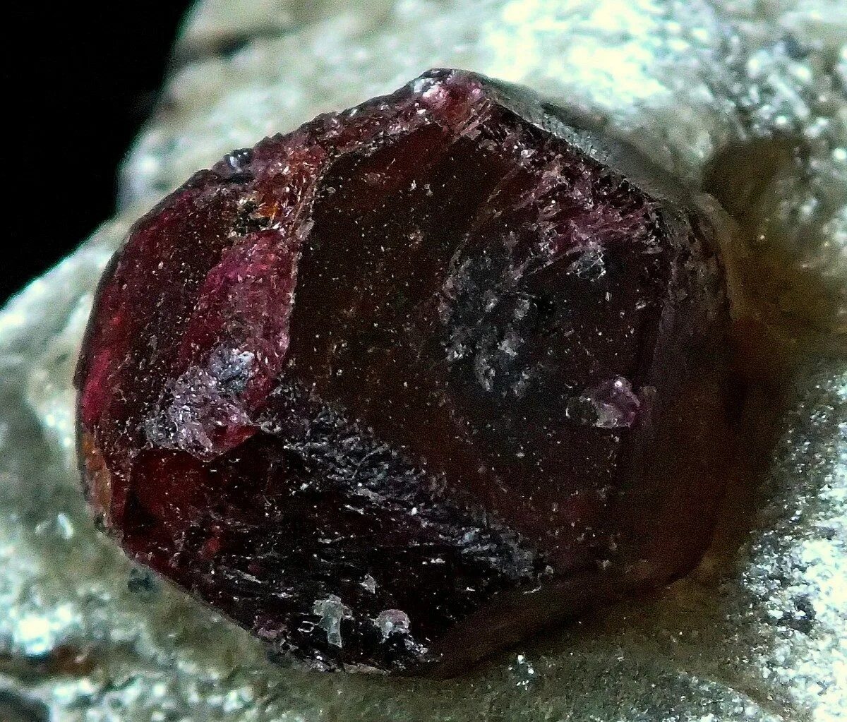 гранат пироп камень. почему камень почернел. драгоценные камни гранат альмандин. гранат альмандин кольский полуостров. потемнели камни.