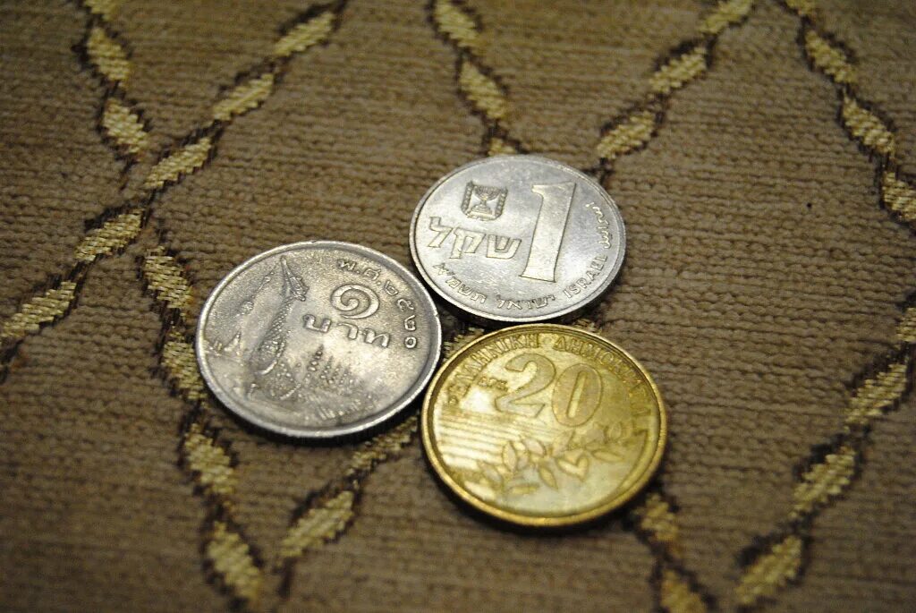 Три монеты. Тройка монет. Три монеты картинка. GEX 3 И монета.