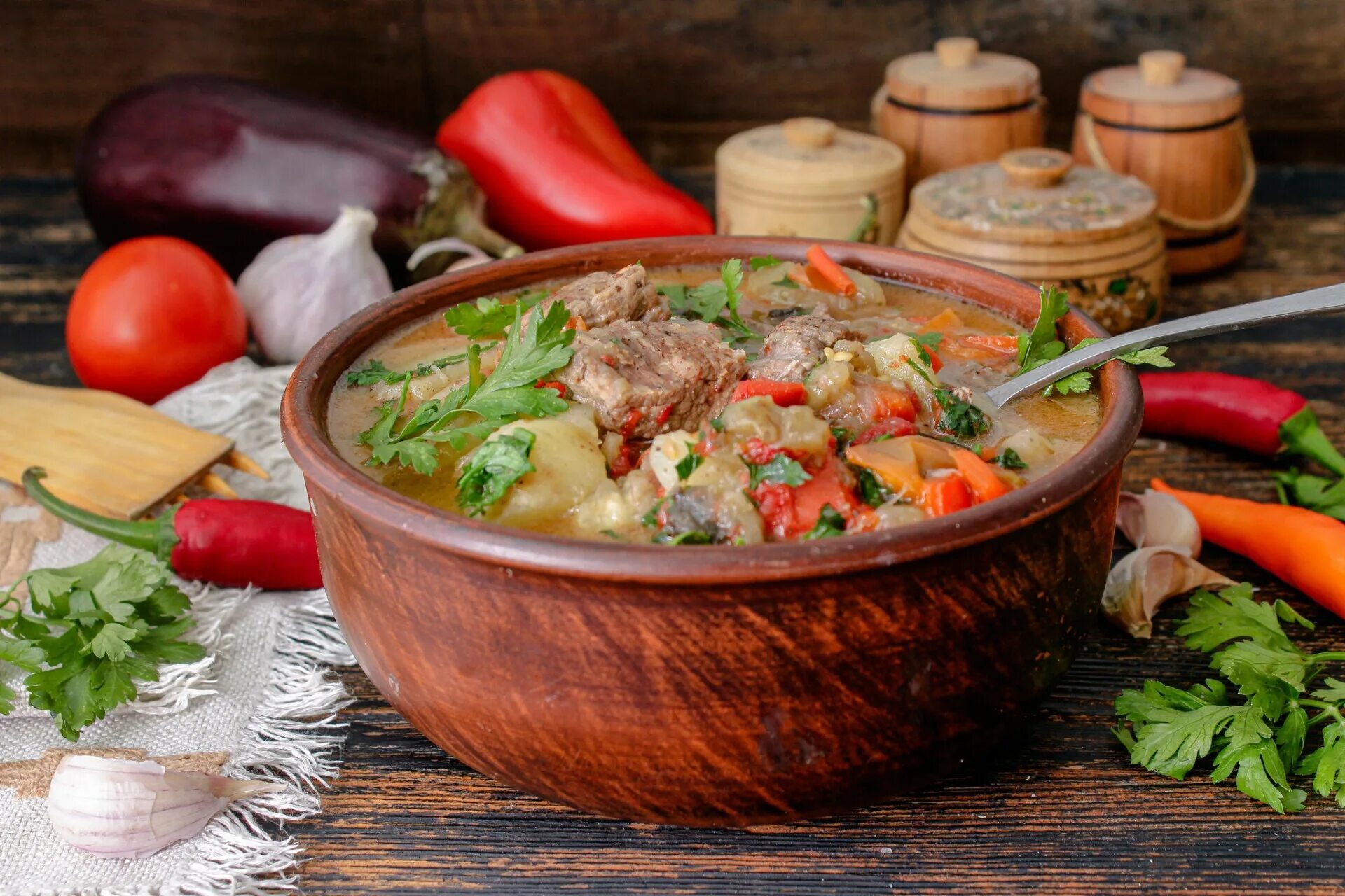 Блюдо из говядины с овощами и картофелем. Блюдо из говядины с овощами и картофелем