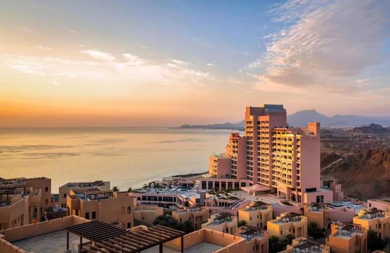 Address фуджейра. Фаирмонт Фуджейра Бич Резорт 5. Отель Fairmont Fujairah Beach Resort 5. Отель Файрмонт ОАЭ Фуджейра. Fairmont Fujairah Beach Resort 5 пляж.