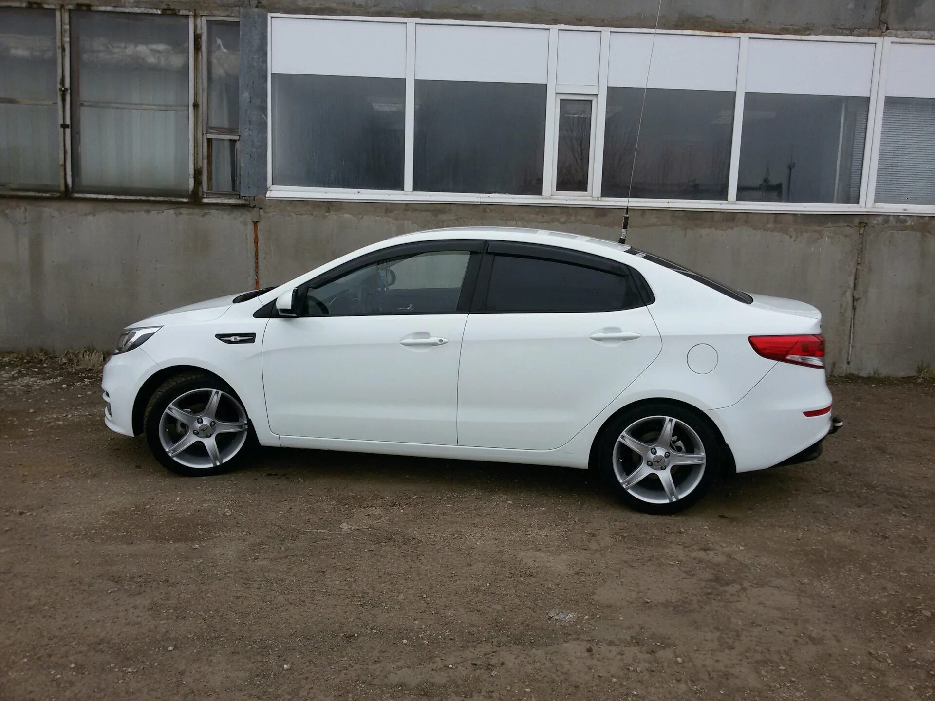 Kia rio какие диски. Kis Rio r 17. Kia Rio 3 белая 17 диски. Белая Киа Рио 3 на 16 дисках. Белая Киа Рио 3 на 17 дисках.