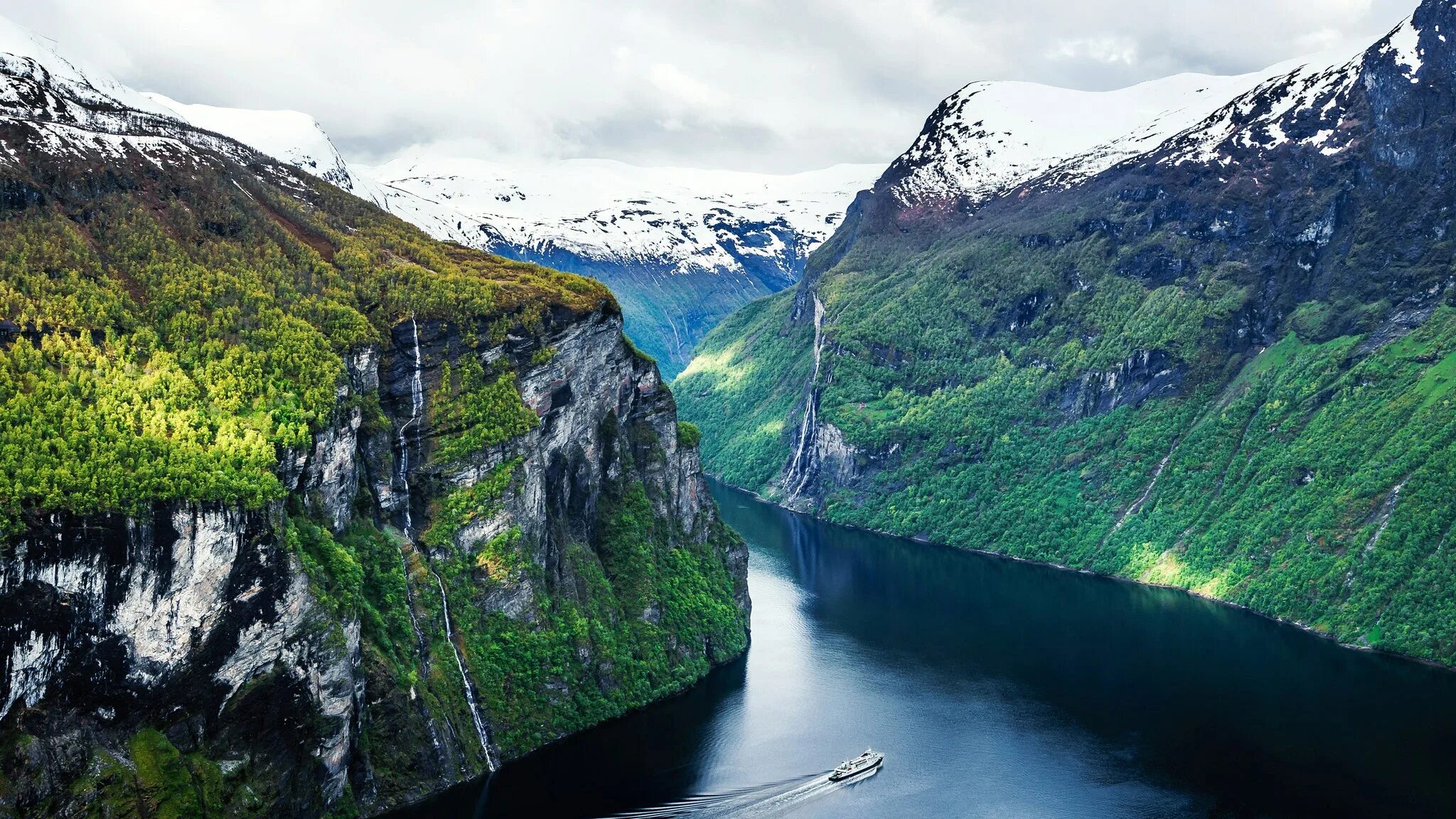Какая страна имеет природную достопримечательность фьорды. Фьорды Норвегии. Вест Фьорд Норвегия. Фьорды Швеции. Норвежские фьорды 4r.